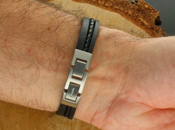 Męska Skórzana Bransoletka FOSSIL Potrójna z Grawerem – Zatrzask, Logo.jpg